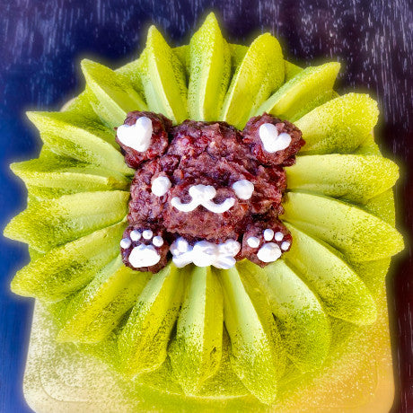 和テイスト。宇治抹茶のホールケーキの中心に、自家製餡子で作ったくまちゃんを飾って。目や鼻は生クリームで描いて仕上げる。